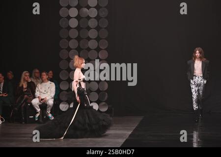 BERLIN, ALLEMAGNE - janvier 31 : un mannequin marche sur la piste pendant le Danny Reinke Runway Show dans le cadre du COLLECTIVEFOUR au Uber Eats Music Hall le 31 janvier 2025 à Berlin, Allemagne. Banque D'Images