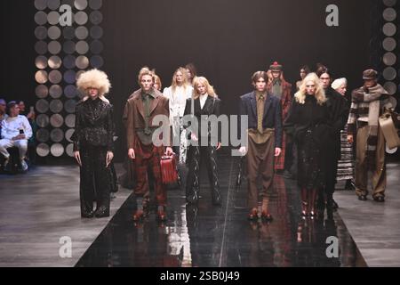 BERLIN, ALLEMAGNE - janvier 31 : un mannequin marche sur la piste pendant le Danny Reinke Runway Show dans le cadre du COLLECTIVEFOUR au Uber Eats Music Hall le 31 janvier 2025 à Berlin, Allemagne. Banque D'Images