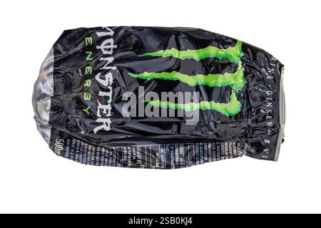 Une canette écrasée de boisson énergisante Monster. Banque D'Images