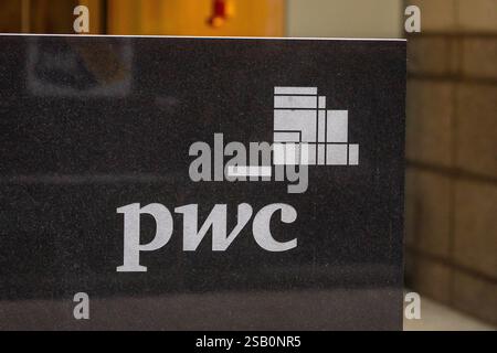 Londres, Royaume-Uni - 1er juillet 2024 : le logo PwC à l'entrée de leur bâtiment situé sur Embankment place à Londres, Royaume-Uni. Banque D'Images