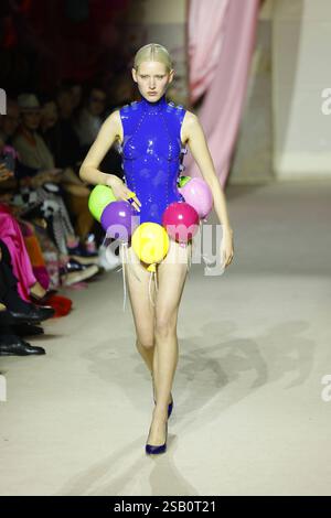 Modèles auf dem Laufsteg BEI der Marina Hoermanseder Modenschau AM 31.01.2025 im Rahmen der Fashion week 2025 à Berlin Fashion week Berlin - Marina Hoermanseder Modenschau *** mannequins sur la passerelle du défilé Marina Hoermanseder du 31 01 2025 dans le cadre de la Fashion week 2025 à Berlin Fashion week Berlin Marina Hoermanseder défilé Banque D'Images