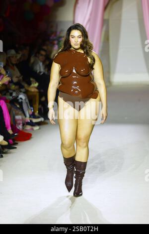 Modèles auf dem Laufsteg BEI der Marina Hoermanseder Modenschau AM 31.01.2025 im Rahmen der Fashion week 2025 à Berlin Fashion week Berlin - Marina Hoermanseder Modenschau *** mannequins sur la passerelle du défilé Marina Hoermanseder du 31 01 2025 dans le cadre de la Fashion week 2025 à Berlin Fashion week Berlin Marina Hoermanseder défilé Banque D'Images