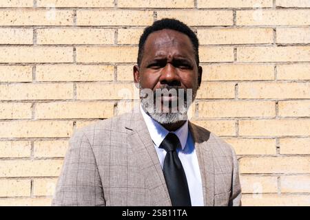 Homme d'affaires noir mature portant costume élégant se promenant dans la ville - homme senior adulte africain corporatif avec barbe grise Banque D'Images