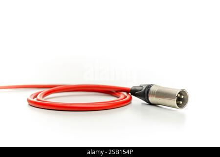Câble audio rouge avec connecteur xlr sur fond blanc Banque D'Images