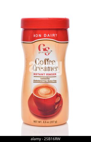IRVINE, CALIFORNIE - 31 Jan 2025 : une bouteille de GeniuSip Coffee Creamer, un substitut non laitier. Banque D'Images