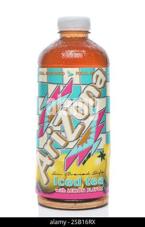 IRVINE, CALIFORNIE - 31 Jan 2025 : une bouteille de thé glacé Arizona avec limonade. Banque D'Images