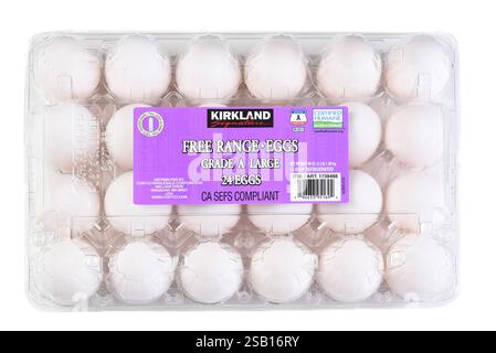 IRVINE, CALIFORNIE - 31 Jan 2025 : un paquet de 24 oeufs Grade A large de Kirkland, une marque privée Costco. Banque D'Images