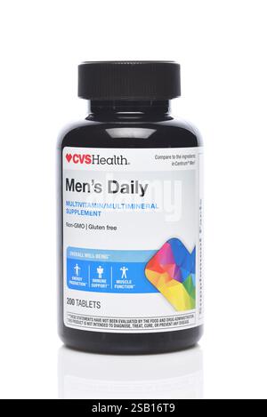 IRVINE, CALIFORNIE - 31 janvier 2025 : une bouteille de CVS Health Mens Daily MultiVitamin MultiMineral Supplément. Banque D'Images