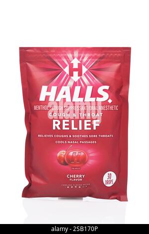 IRVINE, CALIFORNIE - 31 janvier 2025 : apackage des pastilles de soulagement de la toux et de la gorge Halls, saveur cerise. Banque D'Images