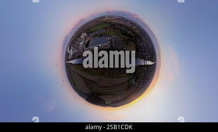 Une vue aérienne de la planète minuscule du lever du soleil sur Warrington dans le Cheshire, Royaume-Uni Banque D'Images