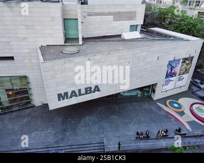 Superbe photographie aérienne du musée MALBA de Buenos Aires, prise depuis un drone. La façade moderne se distingue au milieu du paysage urbain vibrant Banque D'Images
