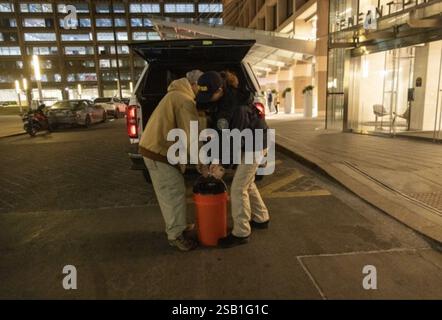 Le 31 janvier 2025, Washington, District of Columbia, États-Unis : les enquêteurs du NTSB ont récupéré l'enregistreur de voix et l'enregistreur de données de vol du poste de pilotage de l'avion Bombardier CRJ700 impliqué dans la collision en vol d'hier à DCA. Les enregistreurs sont aux laboratoires NTSB pour évaluation. Les boîtes noires d'un avion de passagers qui a heurté un hélicoptère militaire au-dessus de Washington DC ont été trouvées, alors que des questions s'élèvent sur le personnel et les appels rapprochés à l'aéroport où l'avion atterrissait. Crédit : ZUMA Press, Inc/Alamy Live News Banque D'Images