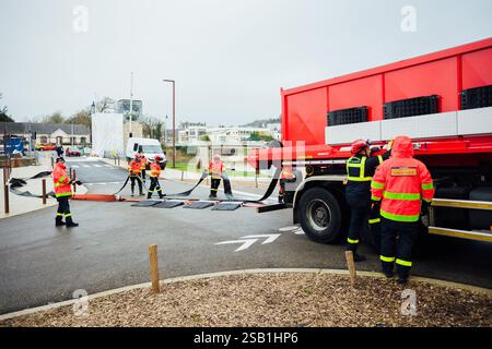 La sécurité civile, ainsi que des pompiers de différentes régions, aident à pomper de l'eau ou à secourir les habitants touchés par des inondations historiques, à Redon et St-Nicolas-de-Redon, villes frontalières entre les départements de l'Ille-et-Vilaine et de la Loire-Atlantique photo prise le 31 janvier 2025. Photo de Yannick BILLIOUX/ABACAPRESS. COM Credit : Abaca Press/Alamy Live News Banque D'Images