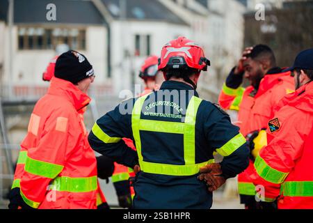 La sécurité civile, ainsi que des pompiers de différentes régions, aident à pomper de l'eau ou à secourir les habitants touchés par des inondations historiques, à Redon et St-Nicolas-de-Redon, villes frontalières entre les départements de l'Ille-et-Vilaine et de la Loire-Atlantique photo prise le 31 janvier 2025. Photo de Yannick BILLIOUX/ABACAPRESS. COM Credit : Abaca Press/Alamy Live News Banque D'Images