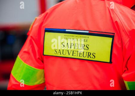 La sécurité civile, ainsi que des pompiers de différentes régions, aident à pomper de l'eau ou à secourir les habitants touchés par des inondations historiques, à Redon et St-Nicolas-de-Redon, villes frontalières entre les départements de l'Ille-et-Vilaine et de la Loire-Atlantique photo prise le 31 janvier 2025. Photo de Yannick BILLIOUX/ABACAPRESS. COM Credit : Abaca Press/Alamy Live News Banque D'Images