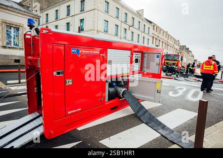 La sécurité civile, ainsi que des pompiers de différentes régions, aident à pomper de l'eau ou à secourir les habitants touchés par des inondations historiques, à Redon et St-Nicolas-de-Redon, villes frontalières entre les départements de l'Ille-et-Vilaine et de la Loire-Atlantique photo prise le 31 janvier 2025. Photo de Yannick BILLIOUX/ABACAPRESS. COM Credit : Abaca Press/Alamy Live News Banque D'Images