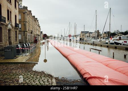 La sécurité civile, ainsi que des pompiers de différentes régions, aident à pomper de l'eau ou à secourir les habitants touchés par des inondations historiques, à Redon et St-Nicolas-de-Redon, villes frontalières entre les départements de l'Ille-et-Vilaine et de la Loire-Atlantique photo prise le 31 janvier 2025. Photo de Yannick BILLIOUX/ABACAPRESS. COM Credit : Abaca Press/Alamy Live News Banque D'Images