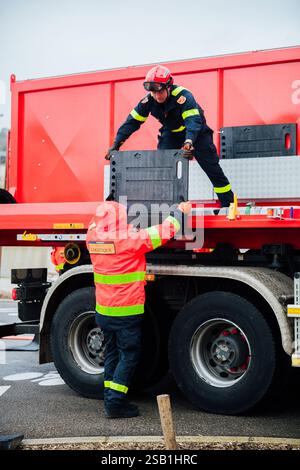La sécurité civile, ainsi que des pompiers de différentes régions, aident à pomper de l'eau ou à secourir les habitants touchés par des inondations historiques, à Redon et St-Nicolas-de-Redon, villes frontalières entre les départements de l'Ille-et-Vilaine et de la Loire-Atlantique photo prise le 31 janvier 2025. Photo de Yannick BILLIOUX/ABACAPRESS. COM Credit : Abaca Press/Alamy Live News Banque D'Images