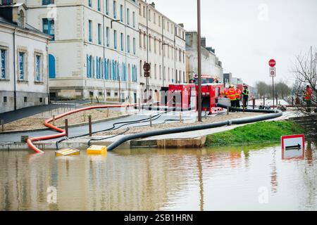La sécurité civile, ainsi que des pompiers de différentes régions, aident à pomper de l'eau ou à secourir les habitants touchés par des inondations historiques, à Redon et St-Nicolas-de-Redon, villes frontalières entre les départements de l'Ille-et-Vilaine et de la Loire-Atlantique photo prise le 31 janvier 2025. Photo de Yannick BILLIOUX/ABACAPRESS. COM Credit : Abaca Press/Alamy Live News Banque D'Images