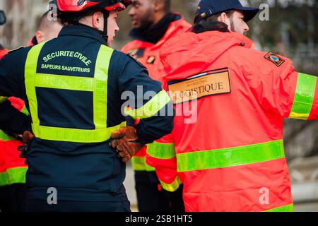 La sécurité civile, ainsi que des pompiers de différentes régions, aident à pomper de l'eau ou à secourir les habitants touchés par des inondations historiques, à Redon et St-Nicolas-de-Redon, villes frontalières entre les départements de l'Ille-et-Vilaine et de la Loire-Atlantique photo prise le 31 janvier 2025. Photo de Yannick BILLIOUX/ABACAPRESS. COM Credit : Abaca Press/Alamy Live News Banque D'Images