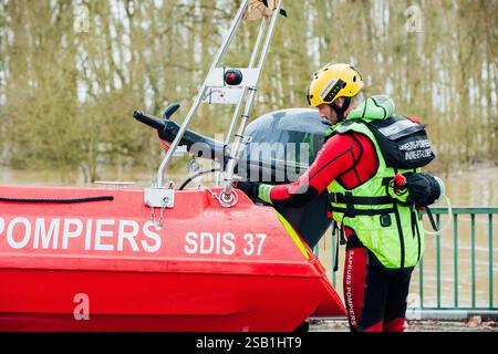 La sécurité civile, ainsi que des pompiers de différentes régions, aident à pomper de l'eau ou à secourir les habitants touchés par des inondations historiques, à Redon et St-Nicolas-de-Redon, villes frontalières entre les départements de l'Ille-et-Vilaine et de la Loire-Atlantique photo prise le 31 janvier 2025. Photo de Yannick BILLIOUX/ABACAPRESS. COM Credit : Abaca Press/Alamy Live News Banque D'Images