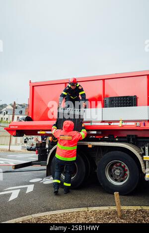 La sécurité civile, ainsi que des pompiers de différentes régions, aident à pomper de l'eau ou à secourir les habitants touchés par des inondations historiques, à Redon et St-Nicolas-de-Redon, villes frontalières entre les départements de l'Ille-et-Vilaine et de la Loire-Atlantique photo prise le 31 janvier 2025. Photo de Yannick BILLIOUX/ABACAPRESS. COM Credit : Abaca Press/Alamy Live News Banque D'Images
