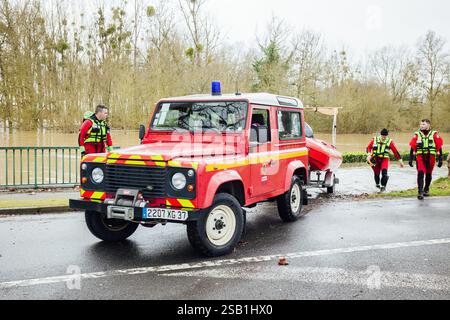 La sécurité civile, ainsi que des pompiers de différentes régions, aident à pomper de l'eau ou à secourir les habitants touchés par des inondations historiques, à Redon et St-Nicolas-de-Redon, villes frontalières entre les départements de l'Ille-et-Vilaine et de la Loire-Atlantique photo prise le 31 janvier 2025. Photo de Yannick BILLIOUX/ABACAPRESS. COM Credit : Abaca Press/Alamy Live News Banque D'Images