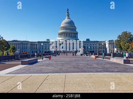 U.S. Capitol, entrée du Capitol Visitor Center, vue ouest de l'autre côté de East Front Plaza depuis First Street à East Capitol Street. Banque D'Images