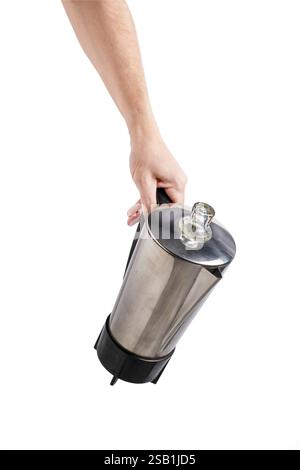 La main de l'homme tenant la cafetière en métal est mise en évidence sur fond blanc Banque D'Images