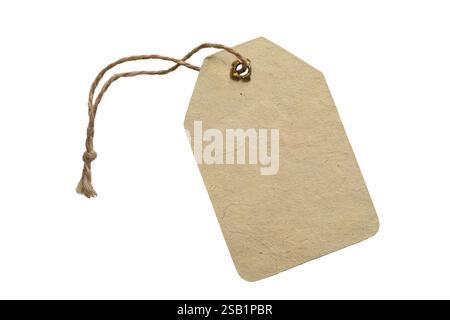 Étiquette en papier recyclé avec ficelle découpe isolée sur blanc Banque D'Images