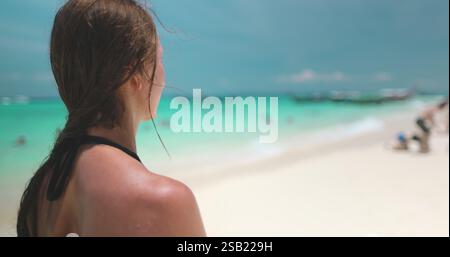Femme profitant de vacances tropicales sur les îles phi phi en thaïlande, profitant du soleil, du sable et des eaux cristallines. Vidéo au ralenti 4K. Banque D'Images