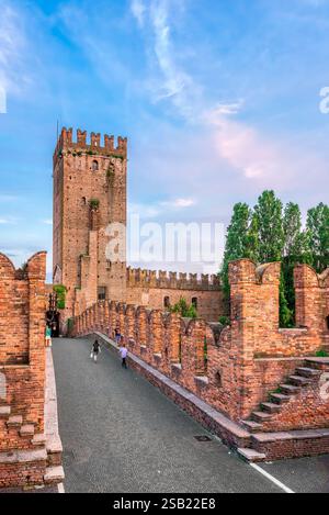 Pont de Castel Vecchio (alias Scaliger), un pont médiéval fortifié qui enjambe la rivière Adige à Vérone, en Italie Banque D'Images