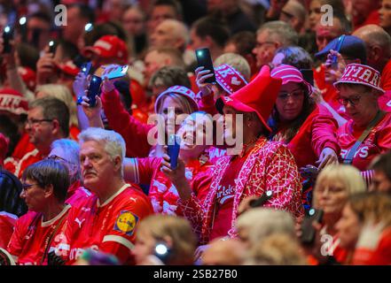 Oslo, Norvège. 31 janvier 2025. Handball : Championnat du monde, Danemark - Portugal, finale, demi-finale, Unity Arena, les fans danois saluent leur équipe. Crédit : Soeren Stache/dpa/Alamy Live News Banque D'Images