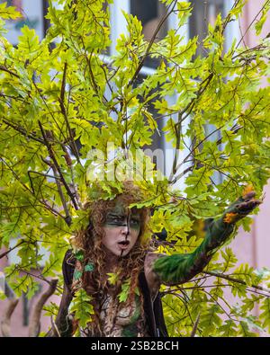 Glastonbury, Royaume-Uni - 1er mai 2024 : la Reine de mai, pendant les célébrations du célèbre Festival Beltane dans la ville de Glastonbury dans le Somerset, Royaume-Uni. Banque D'Images