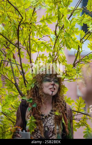 Glastonbury, Royaume-Uni - 1er mai 2024 : la Reine de mai, pendant les célébrations du célèbre Festival Beltane dans la ville de Glastonbury dans le Somerset, Royaume-Uni. Banque D'Images