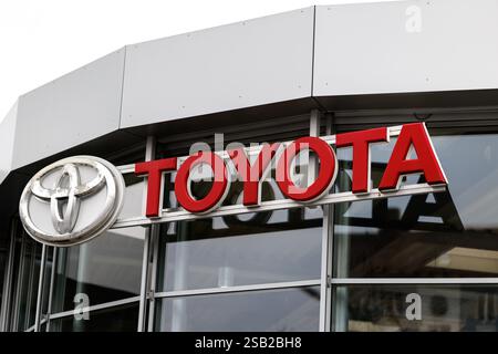 Munich, Allemagne. 31 janvier 2025. Les ellipses, le logo de la marque Toyota, peuvent être vues dans une succursale du constructeur automobile à Munich (Bavière) le 31 janvier 2025. Toyota Motor Corporation est une multinationale et l'un des plus grands constructeurs automobiles au monde. Crédit : Matthias Balk/dpa/Alamy Live News Banque D'Images