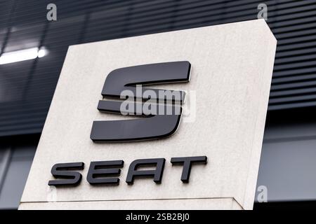 Munich, Allemagne. 31 janvier 2025. Le logo de la marque et le lettrage du siège du constructeur automobile peuvent être vus dans une succursale de la société à Munich (Bavière) le 31 janvier 2025. Seat S.A. est une filiale de la société mère Volkswagen AG. Crédit : Matthias Balk/dpa/Alamy Live News Banque D'Images