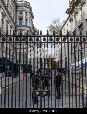 Londres, Royaume-Uni - 8 avril 2024 : portes et police armée à l'entrée de Downing Street à Londres, Royaume-Uni. Downing Street est la résidence du P britannique Banque D'Images