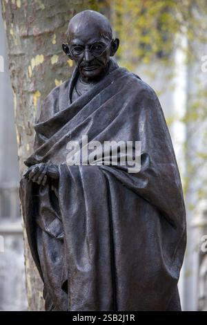 Londres, Royaume-Uni - 8 avril 2024 : Statue du Mahatma Gandhi, située sur Parliament Square à Westminster, Londres, Royaume-Uni. Banque D'Images
