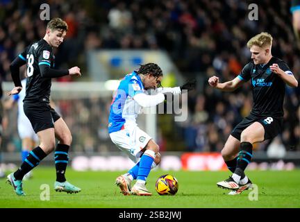 Tyrhys Dolan des Blackburn Rovers (au centre) et Ali McCann de Preston North End (à droite) se battent pour le ballon lors du Sky Bet Championship match à Ewood Park, Blackburn. Date de la photo : vendredi 31 janvier 2025. Banque D'Images