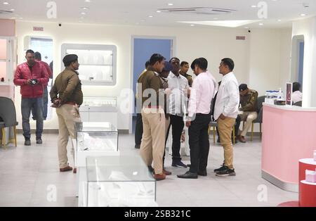 Patna, Inde. 31 janvier 2025. PATNA, INDE - JANVIER 31 : le personnel de police inspecte après butin de bijoux et d'argent de Rs 40 lakhs de la boutique de bijoux Giva par des voleurs d'armes à Saguna More, Danapur le 31 janvier 2025 à Patna, Inde. (Photo de Santosh Kumar/Hindustan Times/Sipa USA) crédit : Sipa USA/Alamy Live News Banque D'Images