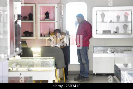 Patna, Inde. 31 janvier 2025. PATNA, INDE - JANVIER 31 : équipe médico-légale et personnel de police inspectant après butin de bijoux et d'argent de Rs 40 lakhs de la boutique de bijoux Giva par des voleurs d'armes à Saguna More, Danapur le 31 janvier 2025 à Patna, Inde. (Photo de Santosh Kumar/Hindustan Times/Sipa USA) crédit : Sipa USA/Alamy Live News Banque D'Images