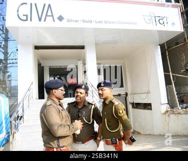 Patna, Inde. 31 janvier 2025. PATNA, INDE - JANVIER 31 : le personnel de police inspecte après butin de bijoux et d'argent de Rs 40 lakhs de la boutique de bijoux Giva par des voleurs d'armes à Saguna More, Danapur le 31 janvier 2025 à Patna, Inde. (Photo de Santosh Kumar/Hindustan Times/Sipa USA) crédit : Sipa USA/Alamy Live News Banque D'Images