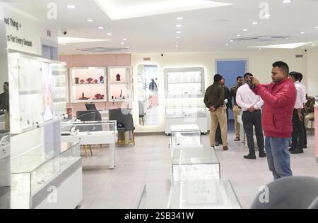 Patna, Inde. 31 janvier 2025. PATNA, INDE - JANVIER 31 : équipe médico-légale et personnel de police inspectant après butin de bijoux et d'argent de Rs 40 lakhs de la boutique de bijoux Giva par des voleurs d'armes à Saguna More, Danapur le 31 janvier 2025 à Patna, Inde. (Photo de Santosh Kumar/Hindustan Times/Sipa USA) crédit : Sipa USA/Alamy Live News Banque D'Images