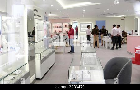 Patna, Inde. 31 janvier 2025. PATNA, INDE - JANVIER 31 : le personnel de police inspecte après butin de bijoux et d'argent de Rs 40 lakhs de la boutique de bijoux Giva par des voleurs d'armes à Saguna More, Danapur le 31 janvier 2025 à Patna, Inde. (Photo de Santosh Kumar/Hindustan Times/Sipa USA) crédit : Sipa USA/Alamy Live News Banque D'Images