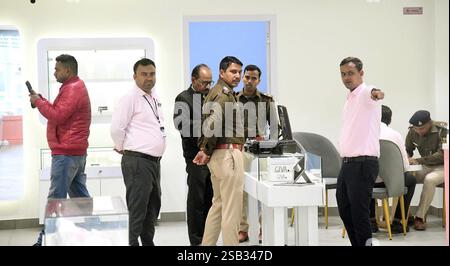 Patna, Inde. 31 janvier 2025. PATNA, INDE - JANVIER 31 : le personnel de police inspecte après butin de bijoux et d'argent de Rs 40 lakhs de la boutique de bijoux Giva par des voleurs d'armes à Saguna More, Danapur le 31 janvier 2025 à Patna, Inde. (Photo de Santosh Kumar/Hindustan Times/Sipa USA) crédit : Sipa USA/Alamy Live News Banque D'Images