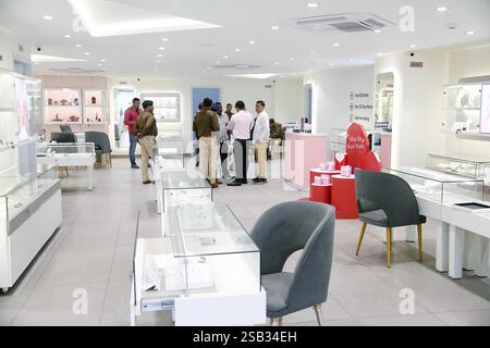 Patna, Inde. 31 janvier 2025. PATNA, INDE - JANVIER 31 : le personnel de police inspecte après butin de bijoux et d'argent de Rs 40 lakhs de la boutique de bijoux Giva par des voleurs d'armes à Saguna More, Danapur le 31 janvier 2025 à Patna, Inde. (Photo de Santosh Kumar/Hindustan Times/Sipa USA) crédit : Sipa USA/Alamy Live News Banque D'Images