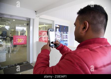Patna, Inde. 31 janvier 2025. PATNA, INDE - JANVIER 31 : équipe médico-légale inspectant après butin de bijoux et d'argent de Rs 40 lakhs de la boutique de bijoux Giva par des voleurs d'armes à Saguna More, Danapur le 31 janvier 2025 à Patna, Inde. (Photo de Santosh Kumar/Hindustan Times/Sipa USA) crédit : Sipa USA/Alamy Live News Banque D'Images