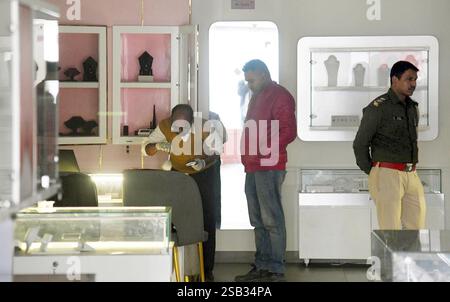 Patna, Inde. 31 janvier 2025. PATNA, INDE - JANVIER 31 : équipe médico-légale et personnel de police inspectant après butin de bijoux et d'argent de Rs 40 lakhs de la boutique de bijoux Giva par des voleurs d'armes à Saguna More, Danapur le 31 janvier 2025 à Patna, Inde. (Photo de Santosh Kumar/Hindustan Times/Sipa USA) crédit : Sipa USA/Alamy Live News Banque D'Images