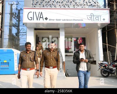 Patna, Inde. 31 janvier 2025. PATNA, INDE - JANVIER 31 : le personnel de police inspecte après butin de bijoux et d'argent de Rs 40 lakhs de la boutique de bijoux Giva par des voleurs d'armes à Saguna More, Danapur le 31 janvier 2025 à Patna, Inde. (Photo de Santosh Kumar/Hindustan Times/Sipa USA) crédit : Sipa USA/Alamy Live News Banque D'Images